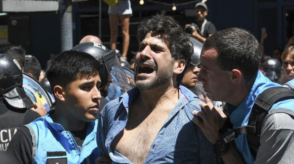 Πλημμύρισαν οι δρόμοι της Αργεντινής από διαδηλώσεις