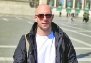 31χρονος αστυνομικός που χτυπήθηκε στο Ρέντη από ναυτική φωτοβολίδα