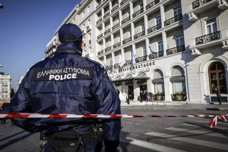 Νέα αναβολή στη δίκη του αστυνομικού που επιτέθηκε σε πολίτες & χαιρέτισε ναζιστικά