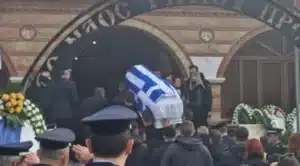 Φέρετρο τυλιγμένο με την ελληνική σημαία στην κηδεία του 32χρονου αστυνομικού που δολοφονήθηκε στη Θεσσαλονίκη