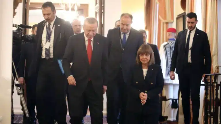 Αναμνηστική φωτογραφία μετά τη συνάντηση μεταξύ του Τούρκου Προέδρου Ταγίπ Ερντογάν και της Προέδρου της Δημοκρατίας Κατερίνας Σακελλαροπούλου