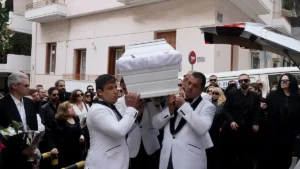 Νίκος Φλωρινιώτης: Πλάνο από την κηδεία του 39χρονου τραγουδιστή που "νικήθηκε" από τον καρκίνο. Πλήθος κόσμου στην τελετή