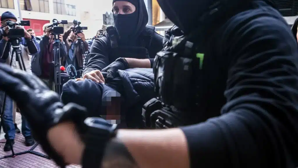 Επεισόδια Ρέντη: Συγκρατημένη αισιοδοξία για τον 31χρονο αστυνομικό – Ψάχνουν τον “καθοδηγητή”