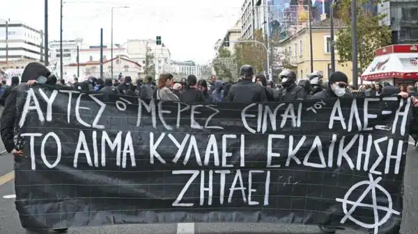 Μαθητές και φοιτητές κρατούν μαύρο πανό κατά την διάρκεια πορείας εις μνήμη Αλέξανδρου Γρηγορόπουλου