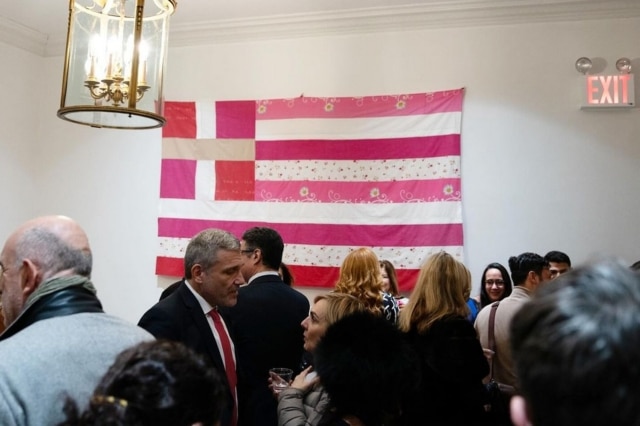 Ροζ ελληνική σημαία: Εσωκομματική κόντρα Μπακογιάννη με Γεραπετρίτη