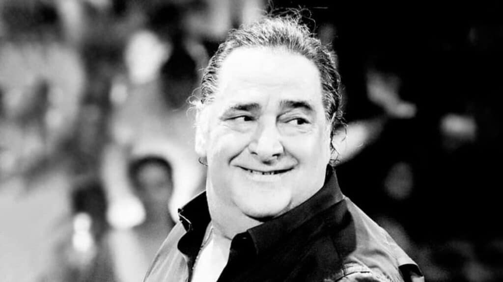 “Δάκρυσε” όλη η Ελλάδα στην κηδεία του Βασίλη Καρρά – “Τελευταίο αντίο” στον 70χρονο τραγουδιστή