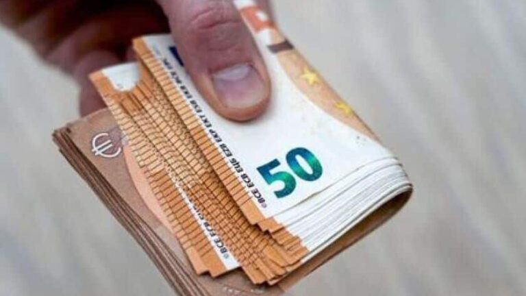Έκτακτο επίδομα στέγασης έως και 362 ευρώ. Στη φωτογραφία χέρι κρατάει χαρτονομίσματα των 50 ευρώ
