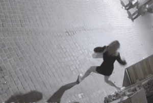 Νεαρή κοπέλα κλωτσάει μια βιτρίνα. Η βιτρίνα δεν έσπασε. Εικόνα από κάμερα σφαλείας.