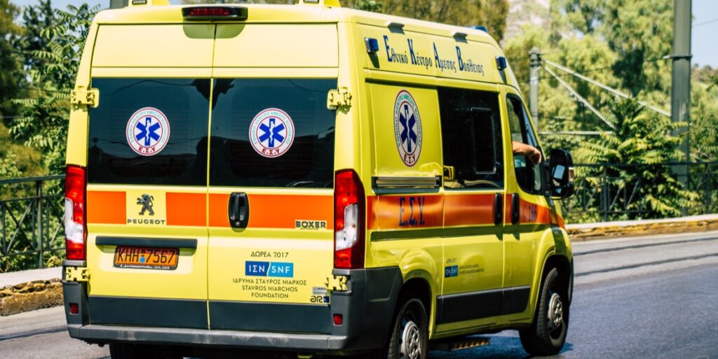 Σοκ στην Κόρινθο: 25χρονος βρέθηκε νεκρός σε λίμνη αίματος από τη μητέρα του