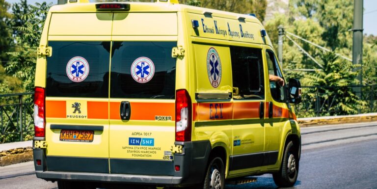 Λακωνία: Ανήλικος νεκρός σε σφοδρό τροχαίο – ΙΧ καρφώθηκε σε ελιά