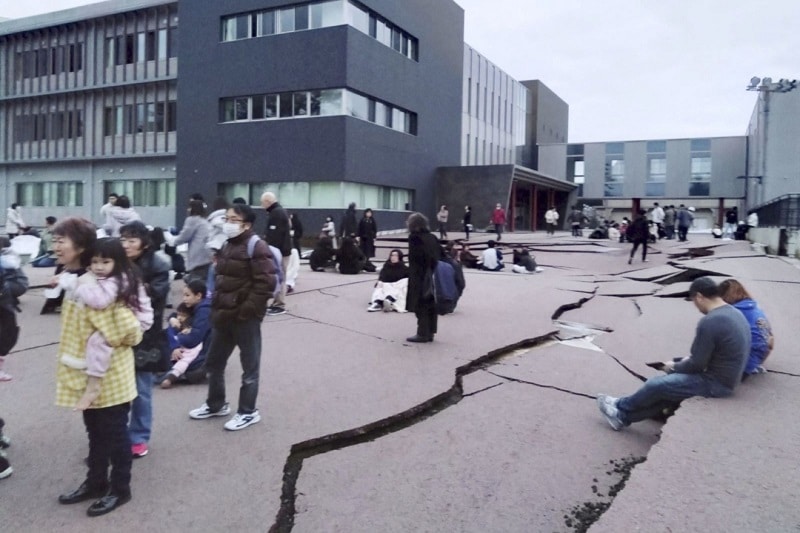 Σεισμός Ιαπωνία: Θαμμένοι κάτω από τα συντρίμμια - VIDEO