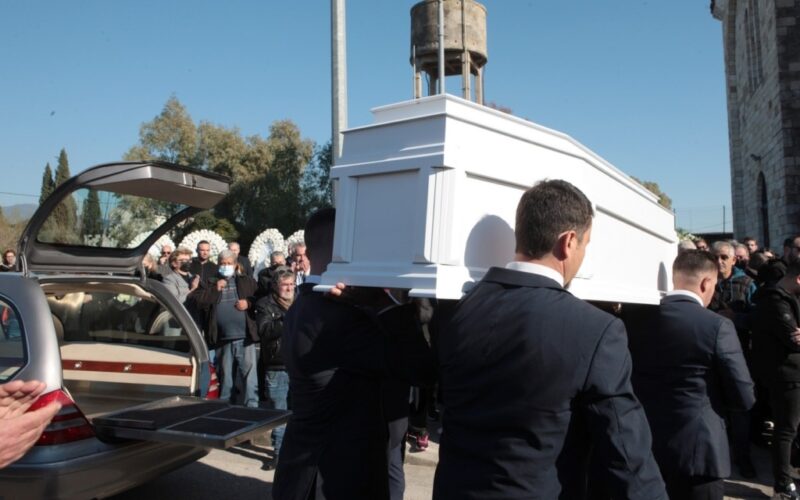 Μεσολόγγι: Δραματικές στιγμές στην κηδεία του 31χρονου Μπάμπη - Φωτογραφίες