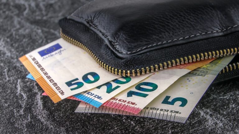 Συντάξεις: Ποιοι “κερδίζουν” έως και 1.335 ευρώ ετήσιο όφελος – Παραδείγματα