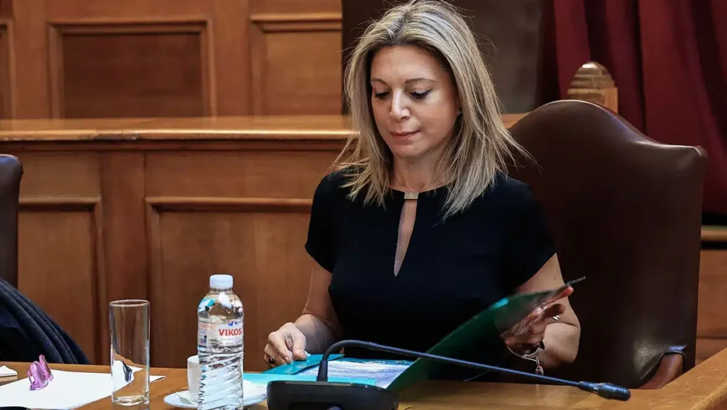 Τέμπη – Εισαγγελέας σε μητέρα 20χρονου θύματος: “Να πάτε σε εκκλησία να σας βοηθήσει” (audio)