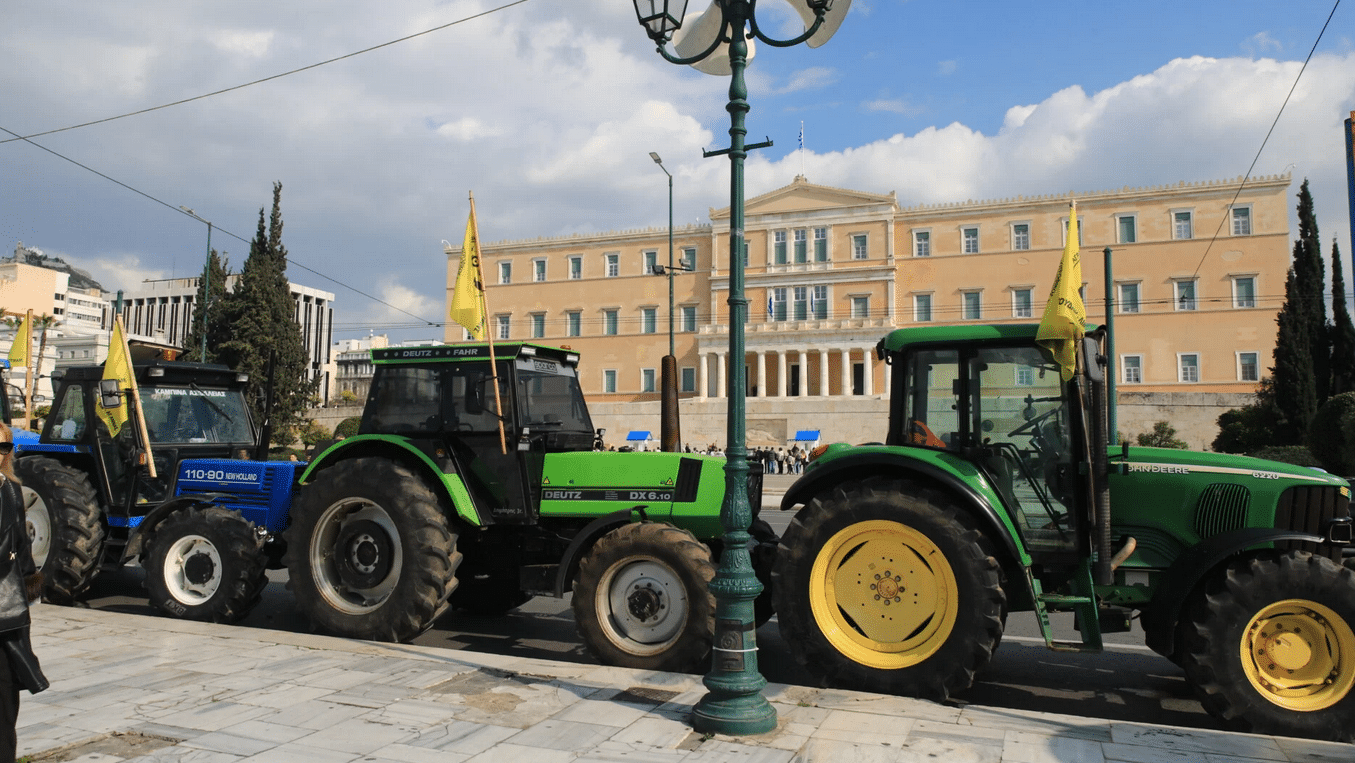 Μπήκαν στο Σύνταγμα οι αγρότες (Pics & vid)- Ποιοι δρόμοι είναι κλειστοί τώρα στην Αθήνα (ΧΑΡΤΗΣ)