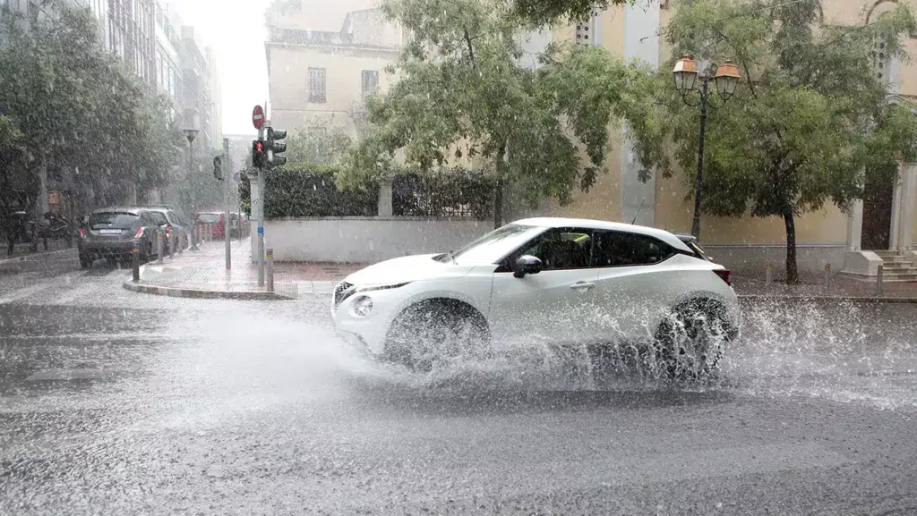 Κακοκαιρία: Φέρνει καταιγίδες και στην Αττική