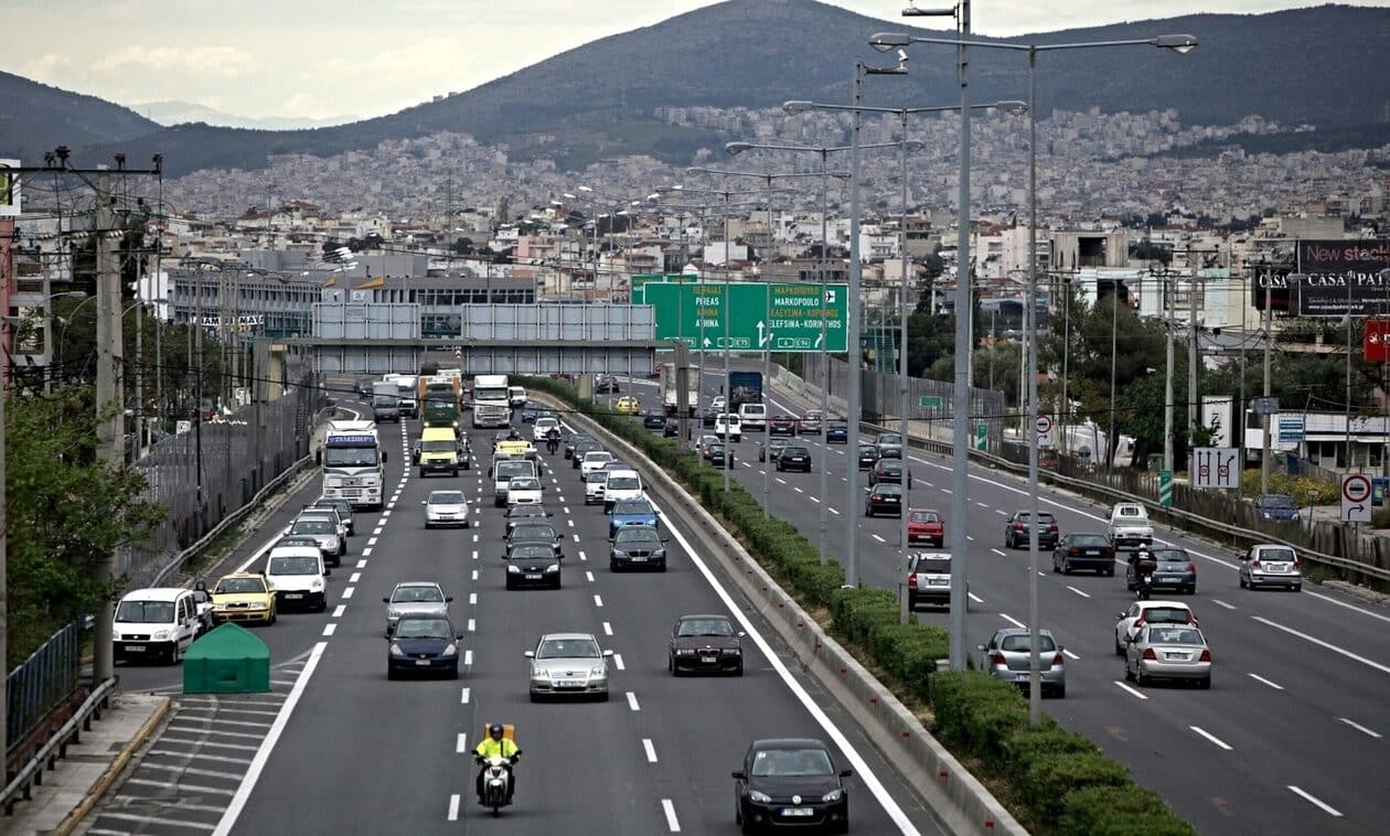 Ανατροπή νταλίκας στην εθνική οδό Αθηνών-Λαμίας - Αυξημένη η κίνηση
