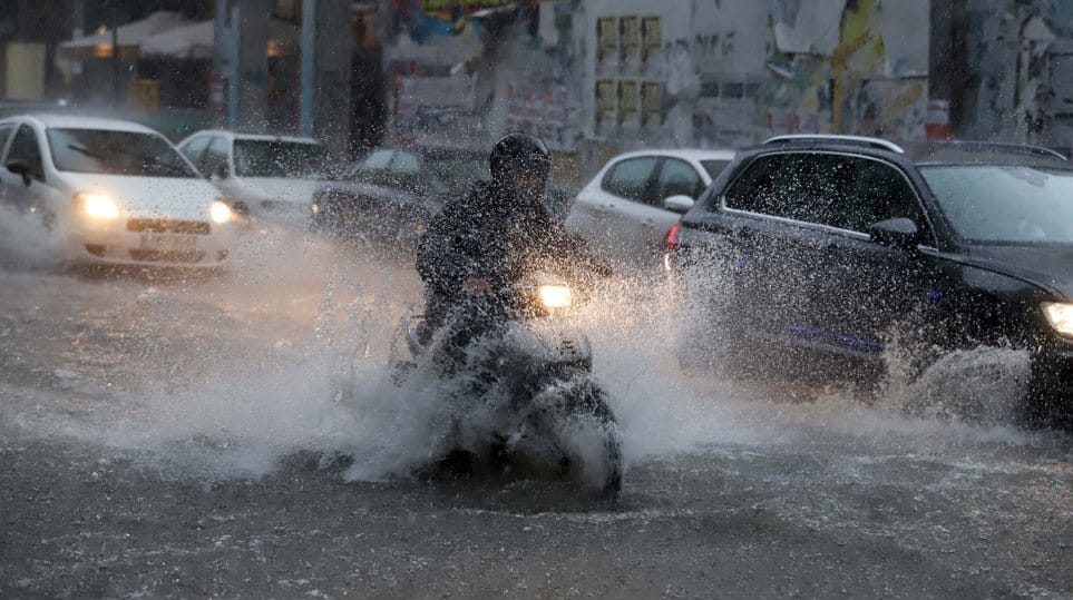 «Λαίλαπα» κακοκαιρίας «έπνιξε» την Αττική – Πού θα χτυπήσουν οι καταιγίδες τις επόμενες ώρες (ΧΑΡΤΗΣ)