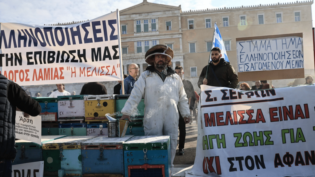 Στο Σύνταγμα οι μελισσοκόμοι – Χάος στο κέντρο της Αθήνας (ΦΩΤΟ)