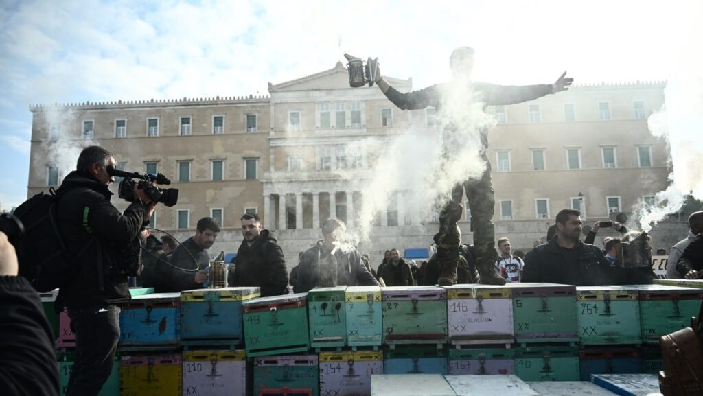 «Ό,τι δεν έκαναν οι αγρότες το κάνουν οι μελισσοκόμοι» (ΒΙΝΤΕΟ)