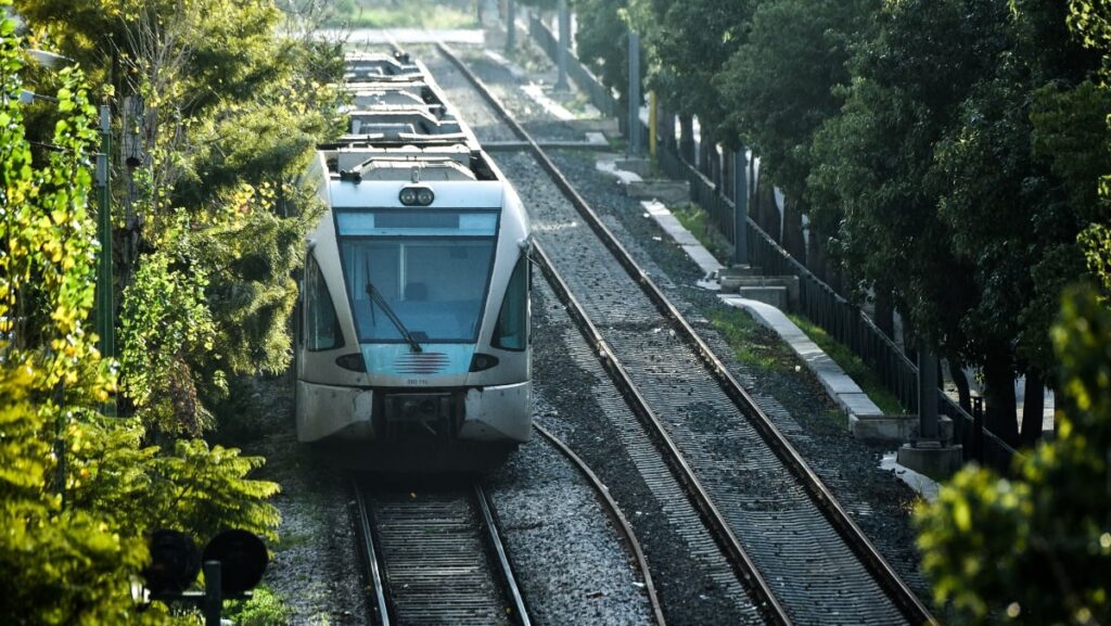 Παραλίγο “νέα Τέμπη” στην Αθήνα: Αποφεύχθηκε σύγκρουση 2 επιβατικών τρένων