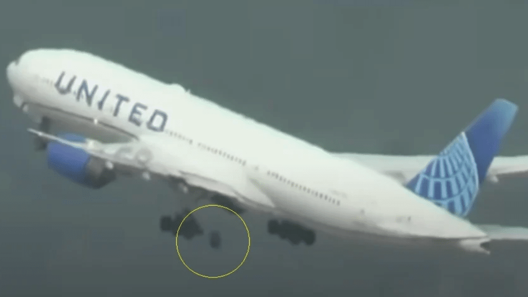 Boeing 777 έχασε τον τροχό εν ώρα πτήσης!
