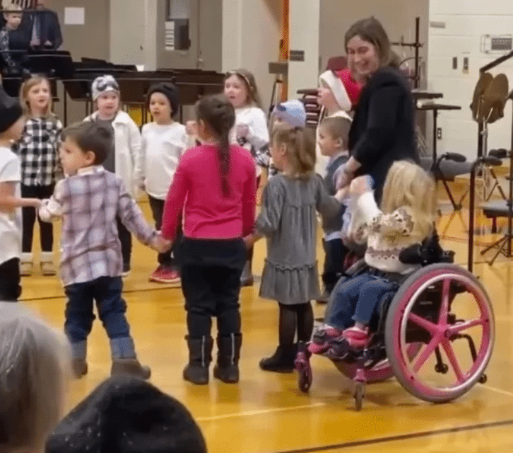 Οργή για την δασκάλα που απέκλεισε ανάπηρη μαθήτρια από τη σχολική παράσταση (βίντεο)