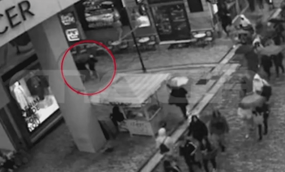 Ερμού: Η στιγμή που ο Ιρανός μαχαιρώνει την 22χρονη – Αποκαλυπτικές φωτογραφίες