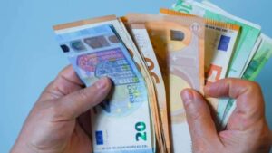 Στα ΑΤΜ χιλιάδες δικαιούχοι, με το έκτακτο επίδομα 1.000 ευρώ της ΔΥΠΑ