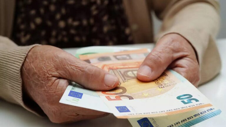 Πόσο “κουρεύονται” οι συντάξεις με τις νέες εισφορές