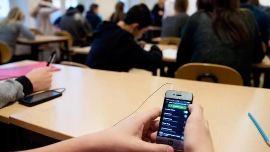 Τέλος τα κινητά στα σχολεία – Αυστηροποιούνται οι ποινές