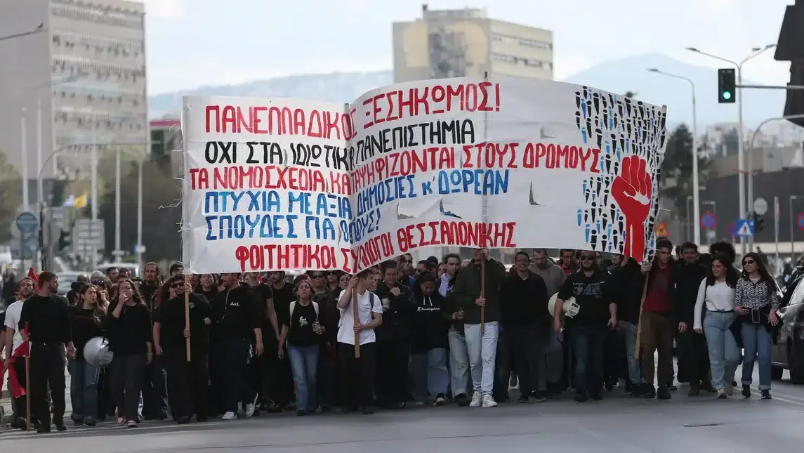 Θεσσαλονίκη: Επεισόδιο ανάμεσα σε φοιτητές και οδηγό ταξί (ΒΙΝΤΕΟ)