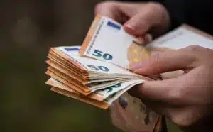 Δείτε αν δικαιούστε επίδομα 534 ευρώ – Βήμα βήμα η υποβολή της αίτησης