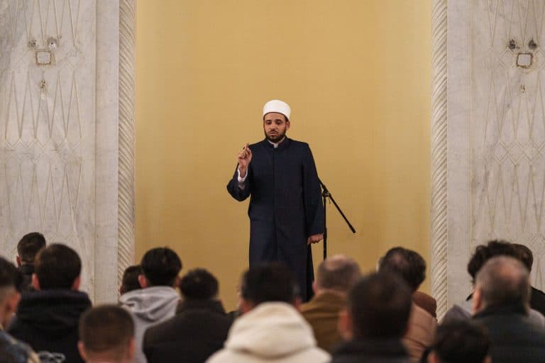 Άνοιξε μετά από 102 χρόνια το Γενί Τζαμί για το Ραμαζάνι – Διχασμός στα social media