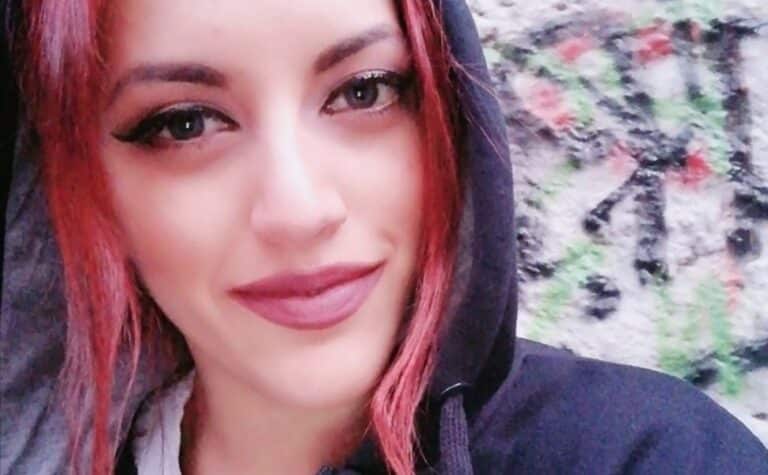 «Ποιος θα φέρει πίσω την Κυριακή;» – Ξεκινά η δίκη για τη φρικτή γυναικοκτονία έξω από το Α.Τ. Αγίων Αναργύρων