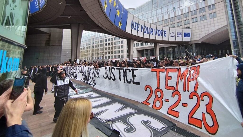 Τέμπη: Πορεία των οπαδών του ΠΑΟΚ έξω από το ευρωκοινοβούλιο με πανό (vids)