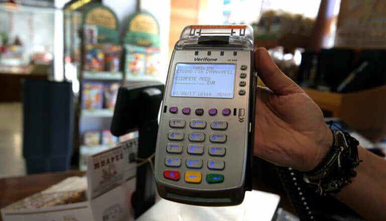 Μπάχαλο με τα POS - ΓΣΕΒΕΕ: Πάνω από 50.000 επιχειρήσεις δεν έχουν συνδεθεί