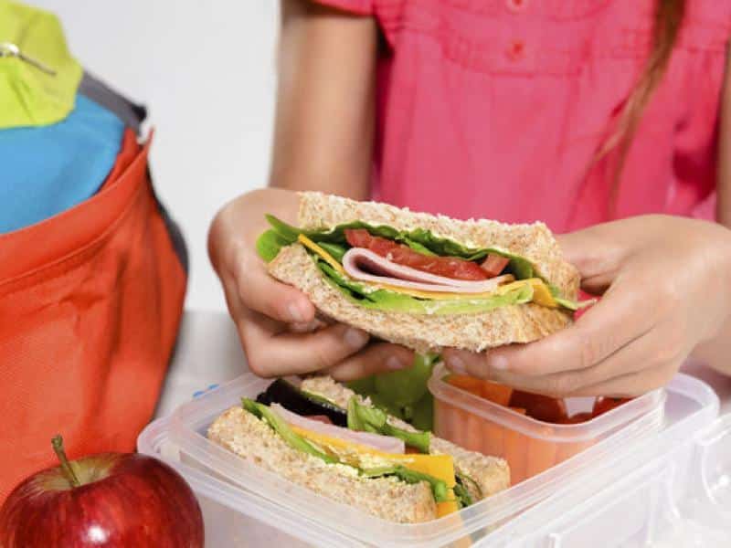 «Τι ταΐζουν τα παιδιά μας;» Σάπιο φρούτο σε σχολικό γεύμα στα Τρίκαλα (ΕΙΚΟΝΕΣ)