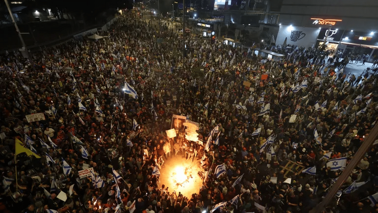 «Βράζει» το Τελ-Αβίβ: Πάνω από 100.000 διαδηλωτές ζητούν παραίτηση Νετανιάχου