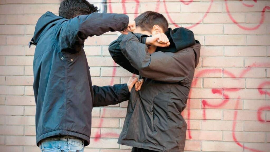 Μάστιγα η βία ανηλίκων – 14χρονοι έκλεισαν συμμαθητή τους στην τουαλέτα και τον έγραφαν σε βίντεο