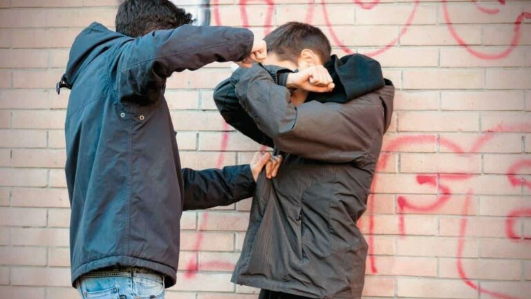 Μάστιγα η βία ανηλίκων – 14χρονοι έκλεισαν συμμαθητή τους στην τουαλέτα και τον έγραφαν σε βίντεο