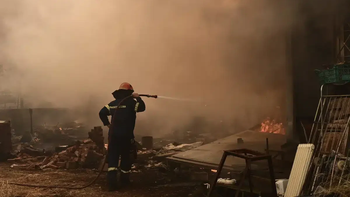 Φωτιά σε αποθήκη της Μάνδρας - Στο σημείο ισχυρές δυνάμεις της Πυροσβεστικής