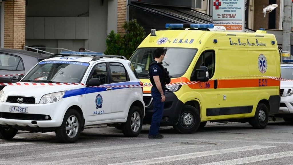 Σοβαρό τροχαίο στο Κερατσίνι – Φορτηγό έπεσε σε κολώνα του ΔΕΔΔΗΕ