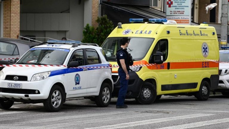 Σοβαρό τροχαίο στο Κερατσίνι – Φορτηγό έπεσε σε κολώνα του ΔΕΔΔΗΕ