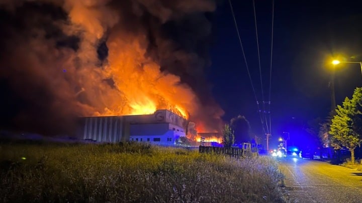 ΤΩΡΑ: Από πρόθεση η φωτιά στο εργοστάσιο τροφίμων στη Λαμία