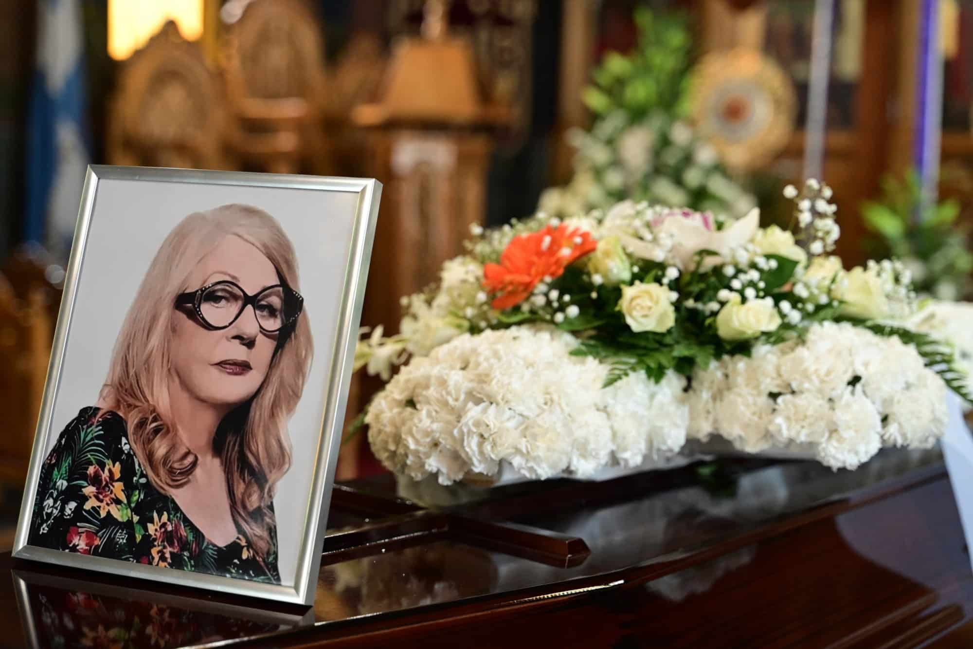 Συγκίνηση στην κηδεία της Άννας Παναγιωτοπούλου – Πλήθος ηθοποιών έδωσε το «παρών» (ΕΙΚΟΝΕΣ)