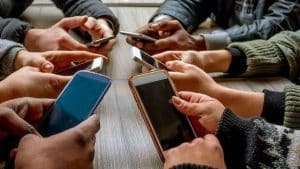 Τα παιδιά δεν πρέπει να έχουν πρόσβαση σε κινητό μέχρι τα 13