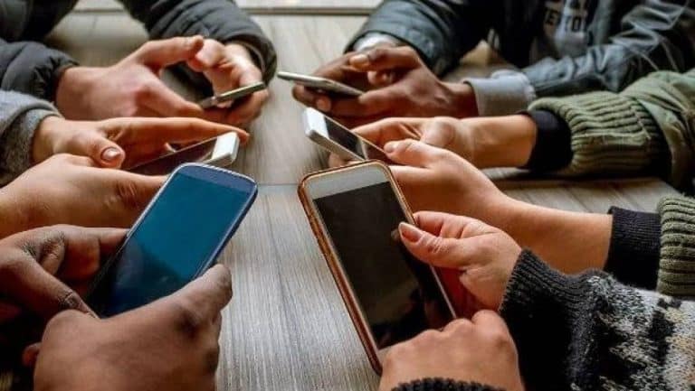 Τα παιδιά δεν πρέπει να έχουν πρόσβαση σε κινητό μέχρι τα 13