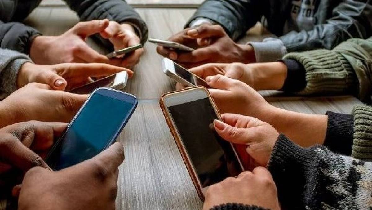 Τα παιδιά δεν πρέπει να έχουν πρόσβαση σε κινητό μέχρι τα 13