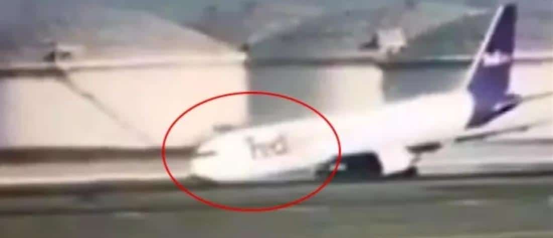 ΒΙΝΤΕΟ-Τρόμος στον αέρα: Αεροπλάνο προσγειώθηκε με την «κοιλιά» γιατί δεν άνοιξαν οι ρόδες!